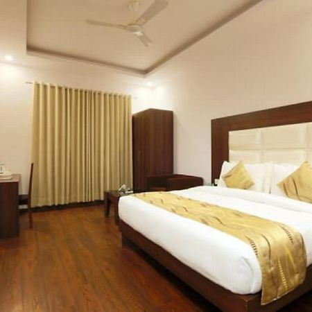 Hotel The Westend Green New Delhi Exterior photo